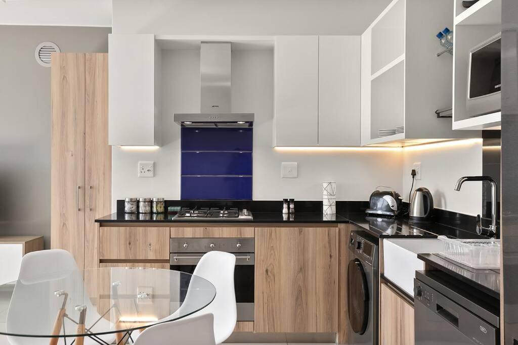 The Median Rosebank Luxury Apartment - Building With Generator جوهانسبورغ المظهر الخارجي الصورة