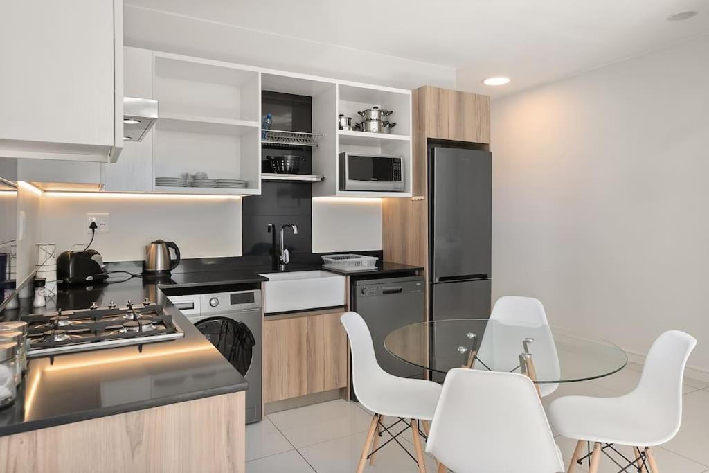 The Median Rosebank Luxury Apartment - Building With Generator جوهانسبورغ المظهر الخارجي الصورة