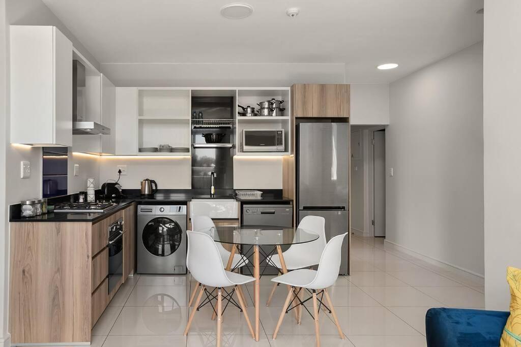 The Median Rosebank Luxury Apartment - Building With Generator جوهانسبورغ المظهر الخارجي الصورة