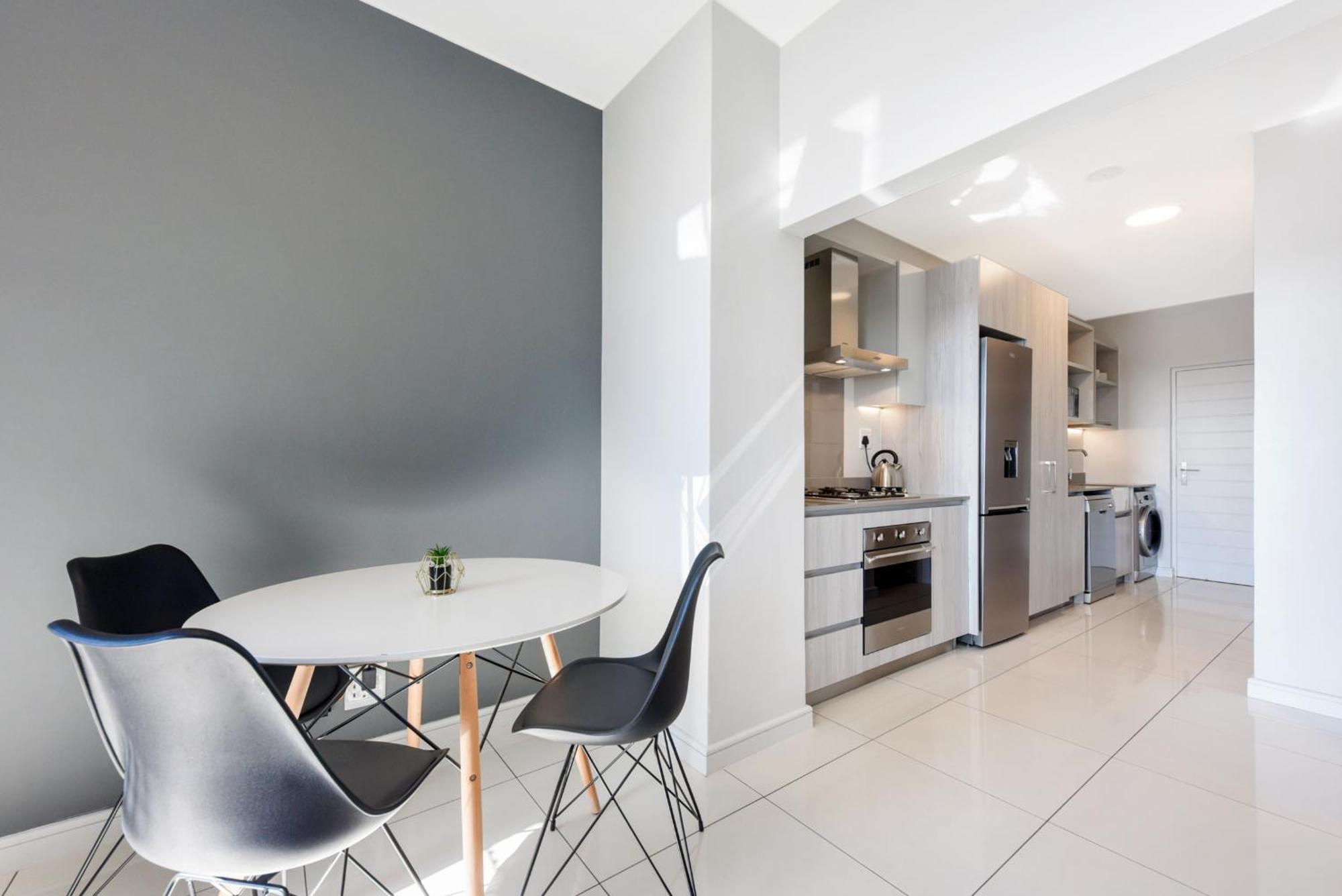 The Median Rosebank Luxury Apartment - Building With Generator جوهانسبورغ المظهر الخارجي الصورة