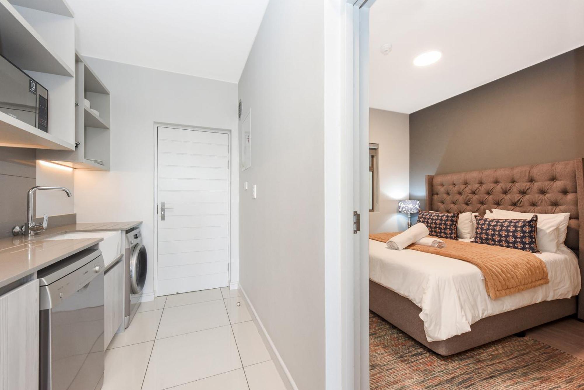The Median Rosebank Luxury Apartment - Building With Generator جوهانسبورغ المظهر الخارجي الصورة