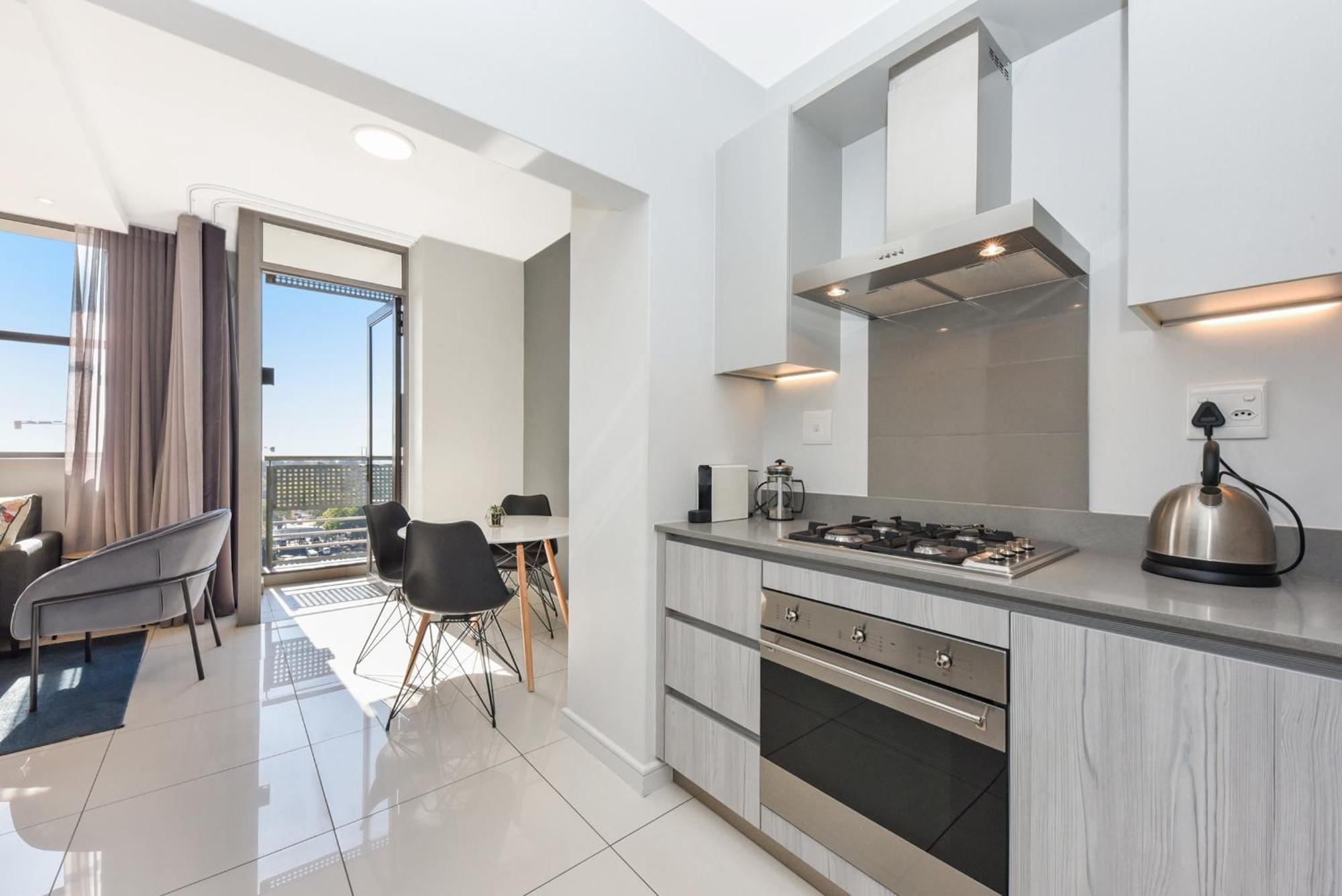 The Median Rosebank Luxury Apartment - Building With Generator جوهانسبورغ المظهر الخارجي الصورة