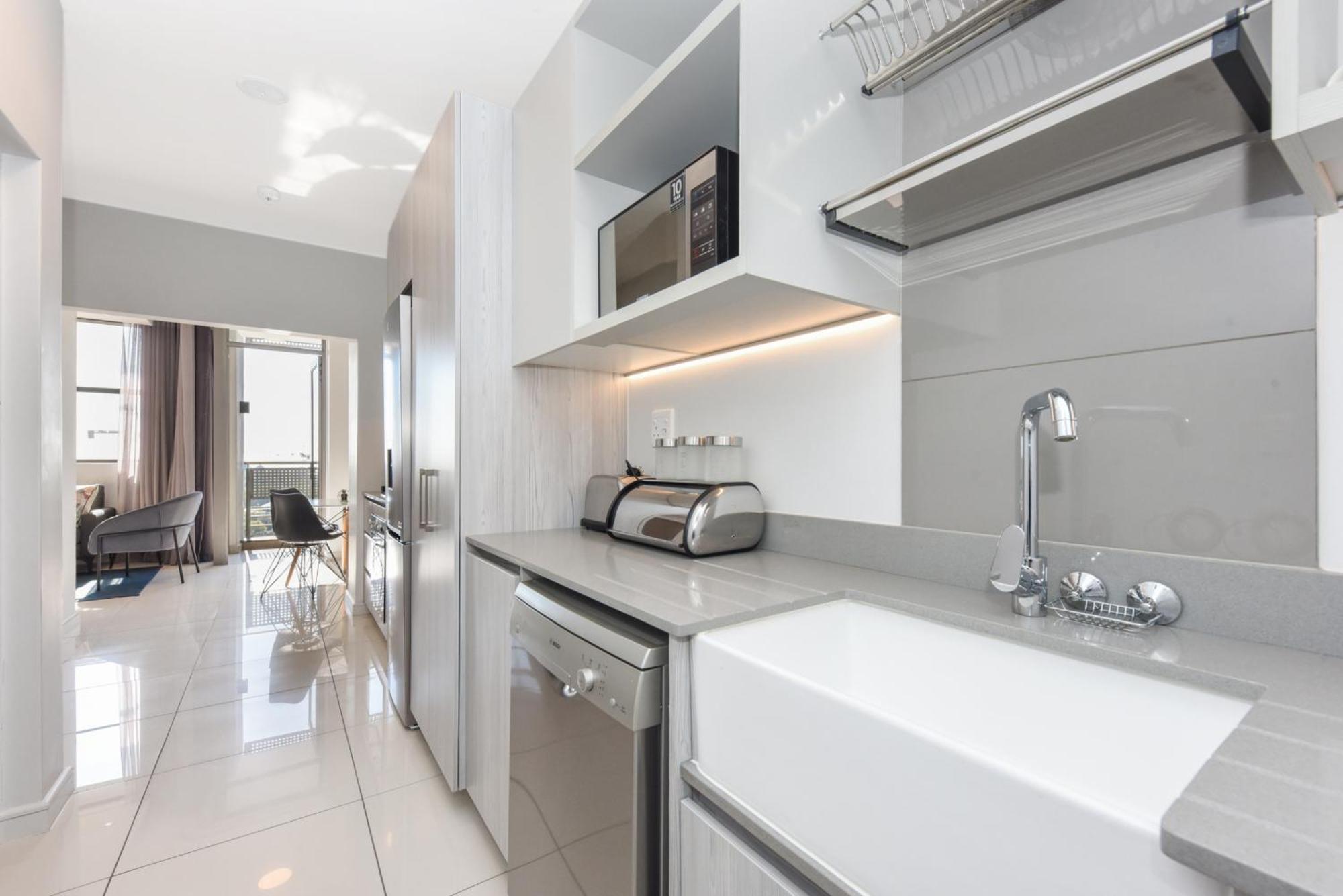 The Median Rosebank Luxury Apartment - Building With Generator جوهانسبورغ المظهر الخارجي الصورة